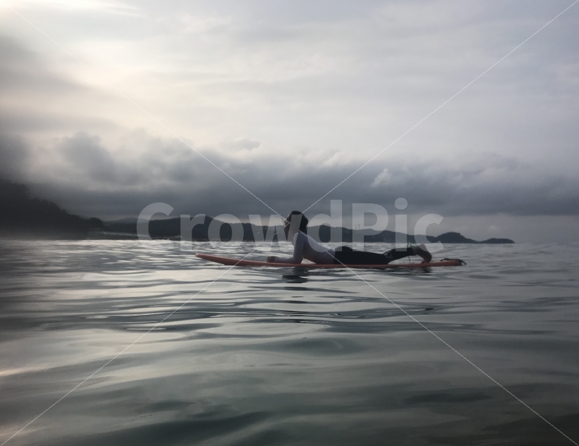 서핑,파도,기다림,흐린날,서퍼,바다,여행,휴가,traveling,vacation,trip,사람,인물,인간,human,person,여성,여자,woman,female,lady,스포츠,레저,운동,sports,leisure,exercise