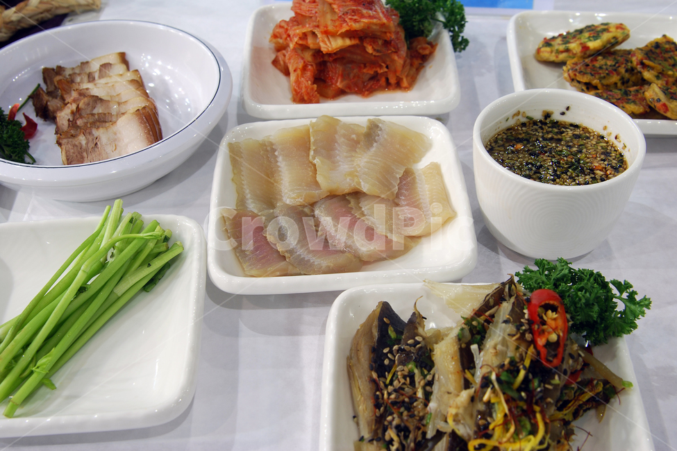 홍어,회,홍어회,음식,전라도,해산물,해물,수산물,요리,식탁,식사,반찬,테이블,생선,간장,소스,한식,음식,식재료,요리,food,cook,meal,dishes,food reserves,한식,한국음식,한국요리,korean food,korean dishes,korean meal,korean cook