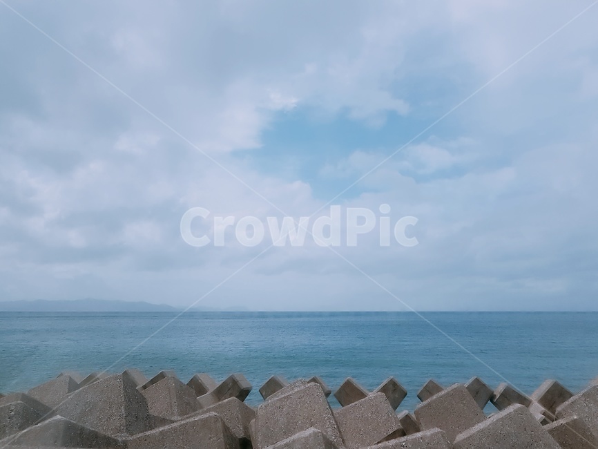바닷가,바다,해변,sea,해수욕장,beach,seaside,seashore,물결,윤슬,잔물결,구름,일본,방파제,바다방파제,일본바다,가고시마,하늘,자연,풍경,nature,landscape,rubble,파편