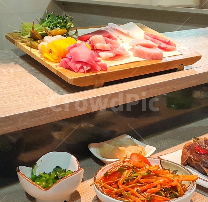 나무,먹거리,선반,신선함,일식,쟁반,참치회,음식,식재료,요리,food,cook,meal,dishes,food reserves,수산물,해산물,fishery products,seafood,일식,일본음식,일본요리,Japanese food,Japanese dishes,Japanese meal,Japanese cook