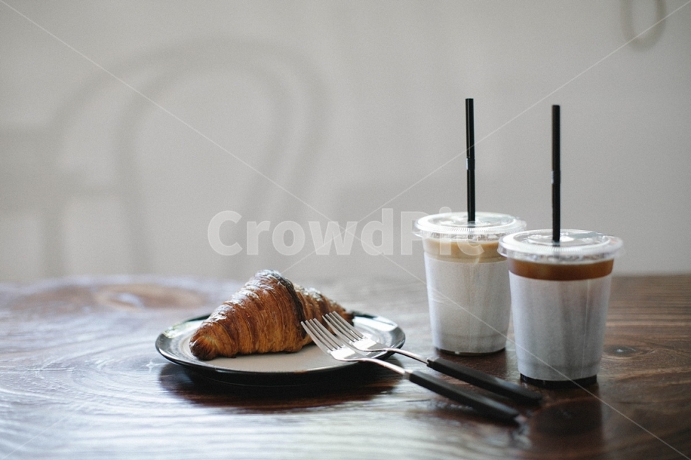 카페,커피,아메리카노,라떼,아이스라떼,베이커리,크로와상,크루아상,디저트,음식,식재료,요리,food,cook,meal,dishes,food reserves,빵,bread,디저트,간식,후식,dessert,snack,커피,카페,coffee,cafe,감성,sensible,feeling