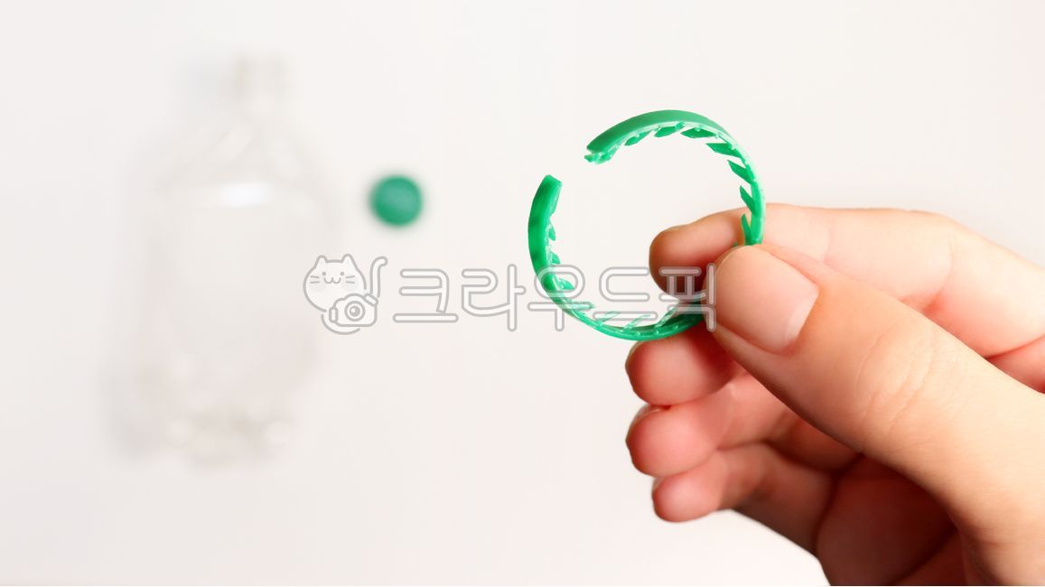 페트병,분리수거,환경보호,컨셉,재활용,재생,자원,쓰레기,플라스틱,손,사람손,여자손,하얀배경,배경,화이트,하얀색,여백,리사이클,에코,에코라이프,생활,빈병,빈통,뚜껑,투명,링,자르다,잘린,잡다,사람,인간,junk,thirst,natural,idea,rubbish,disposable,arm,grab,isolated,environmental,environmentally,crushed,empty,container,bottled,nature,isolate,recyclable,transparent,human,compressed,clear,person,packaging,recycle,waste,drink,trash,eco,concept,holding,ecology,waterbottle,polythene,blue,housework,people,closeup,throw,garbage,bottle,recyclingplasticbottles,recycling,plastic,clean,object,hand,ring