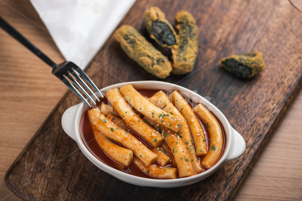 떡볶이,김말이,김말이튀김,매운떡볶이,떡보끼,스낵,분식,tteokbokki,stirfriedricecakes,가래떡,매콤한,매운,참깨,포크,나무도마,음식,식재료,요리,food,cook,meal,dishes,food reserves,한식,한국음식,한국요리,korean food,korean dishes,korean meal,korean cook,감성,sensible,feeling