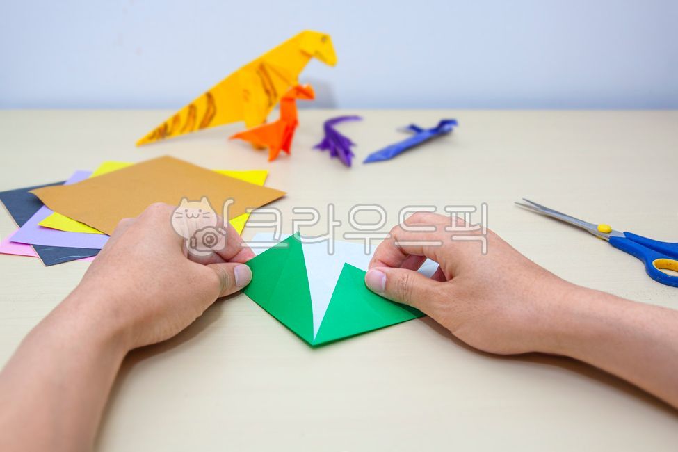 색종이,종이,종이접기,교육,배우다,접다,만들다,어린이,손,공작,만들기,학습,자르다,오리다,사람,종이접기