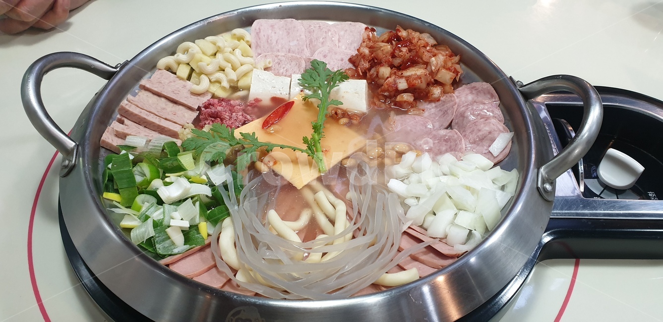 부대찌개,부대찌개사리,부대찌개냄비,부대찌개식당,부대찌개라면사리,음식,식재료,요리,food,cook,meal,dishes,food reserves