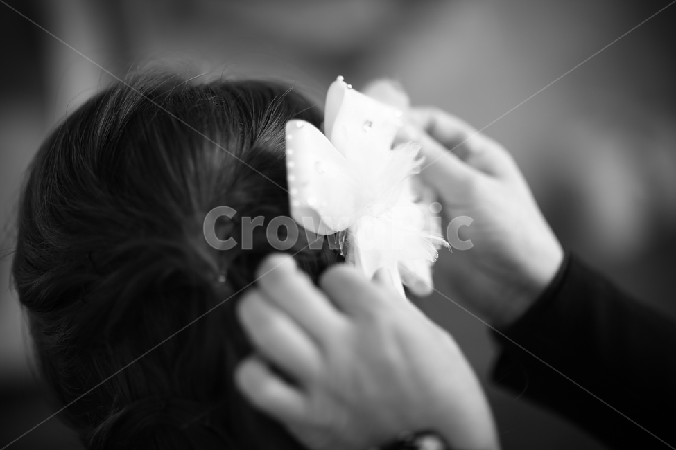 머리하기,웨딩악세사리,미용실,헤어아티스트,머리손질,헤어스타일링,사람,인물,인간,human,person,여성,여자,woman,female,lady,결혼,혼례,웨딩,wedding,marriage,marry,흑백,모노톤,monochrome,black and white