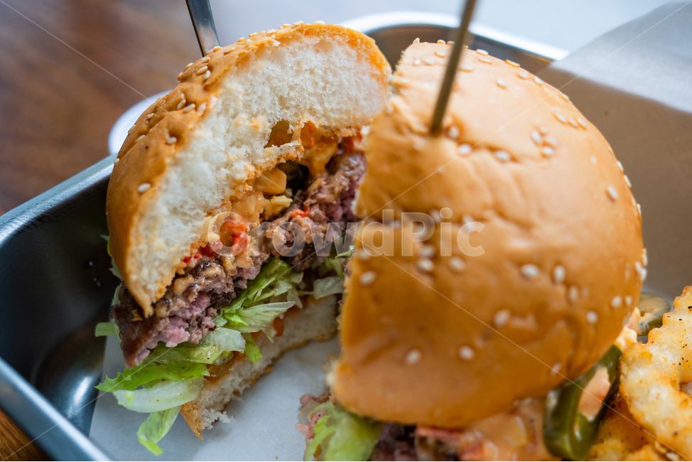 햄버거,치즈버거,버거,햄버거세트,감자튀김,콜라,음료,프렌치프라이,burger,케첩,케찹,맛있는,수제,수제버거,트레이,빵,음식,식재료,요리,food,cook,meal,dishes,food reserves,빵,bread,양식,서양음식,서양요리,western food,western dishes,western meal,western cook
