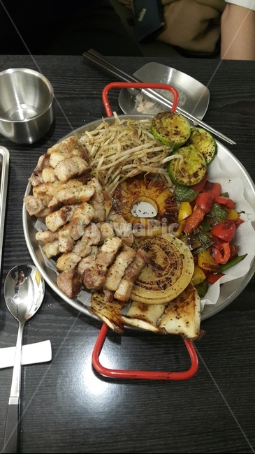 삼결살,돼지고기,플레이팅,파인애플,요리,dish,음식,food,식사,meal