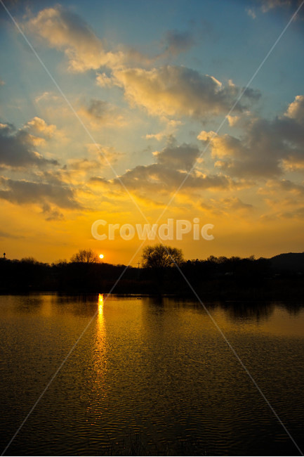 일몰,석양,해넘이,호수,풍경,자연,자연,풍경,nature,landscape,실루엣,그림자,silhouette,shadow,outdoors,옥외,dusk,황혼,dawn,새벽,red sky,붉은 하늘,sky,하늘,sunset