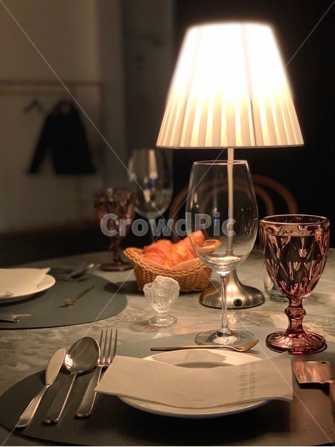 lamp,램프,glass,유리,goblet,고블릿,레스토랑,식사,저녁,분위기,기념일,조명,스텐드,물,접시,숫가락,포크,나이프,와인잔