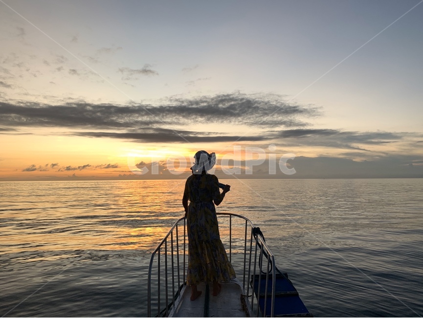 여자,water,물,person,사람,바다,일몰,sunset,노을,sea,실루엣,역광,보라카이,여자모델,여성,lady,woman,드레스,원피스,모자