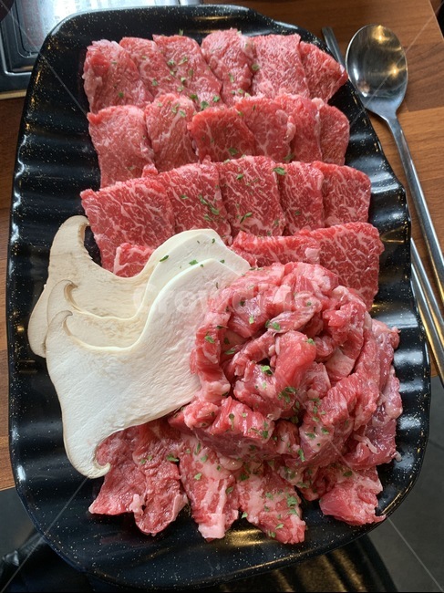 소고기,한우,마블링,정육,고기,고깃집,쇠고기,외식,숯불,스테이크,stake,도살,꽃등심,치맛살,채끝,갈비,부채살,bbq,바베큐,플레이팅,plating,beef,날고기,날음식,육류,고기,meat
