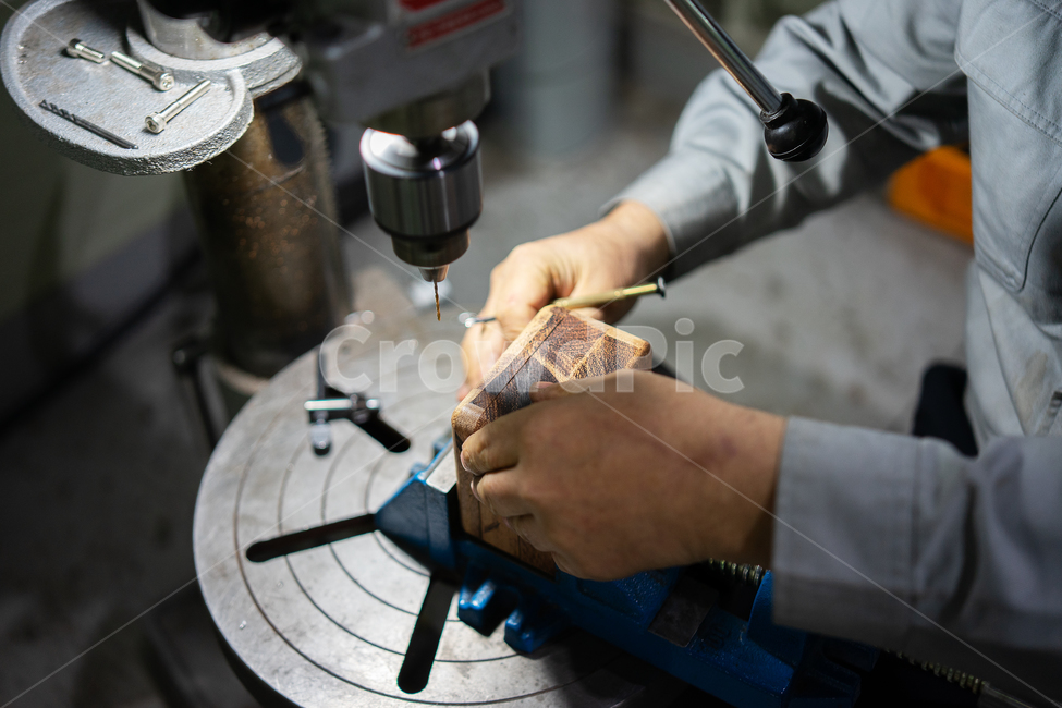 human,인간,person,사람,carpenter,carpentertool,woodenbox,woodbox,drillingmachine,drilling,drill,나무상자,목수,목공,woodwork,carpentry,구멍뚫기,나무상자만들기,만들기,나무제품,산업,industry,industrial,제조업,manufacturing business,manufacturing industry