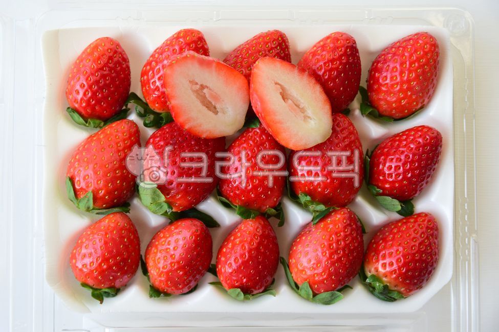 cut,half,fruit,snack,One pack,winter,seasonal fruits,red,fruits,ingredients,diet,cropped,winter strawberries,Fruit,strawberry,packaging,Seolhyang,vitamin,food,Red,dessert,foodreserves,cutting,half cut,sweet,fresh