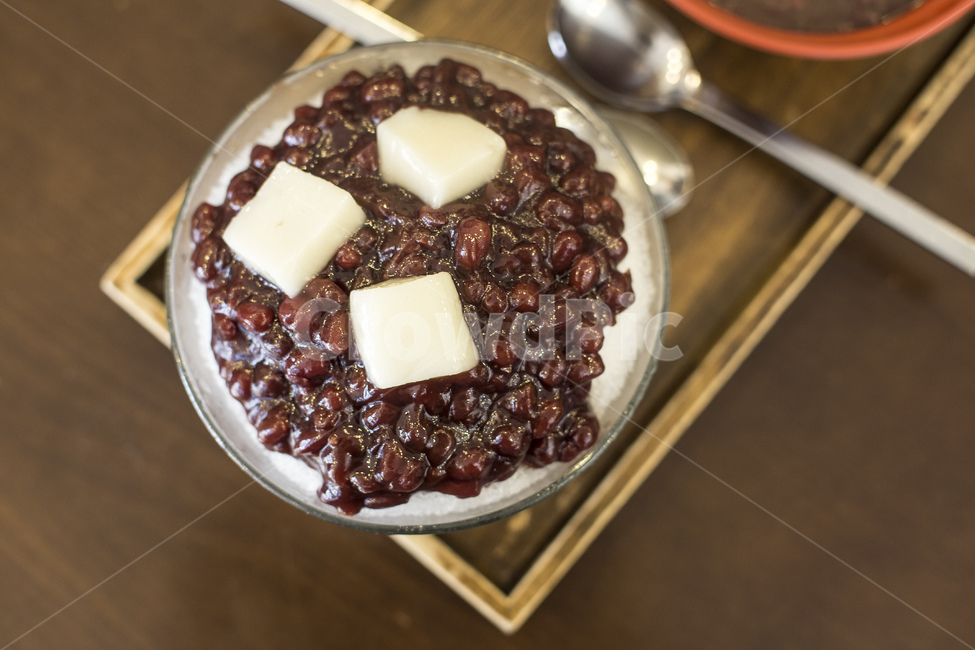 빙수,팥빙수,팥,단팥,얼음,디저트,후식,달달함,우유,연유,눈꽃,눈꽃빙수,음식,떡,인절미,여름,푸드,맛집,더위,서늘함,스푼,쟁반,인기,설탕,카페,간식,여름간식,desert,여름,계절,summer,season,음식,식재료,요리,food,cook,meal,dishes,food reserves,디저트,간식,후식,dessert,snack,plant,식물
