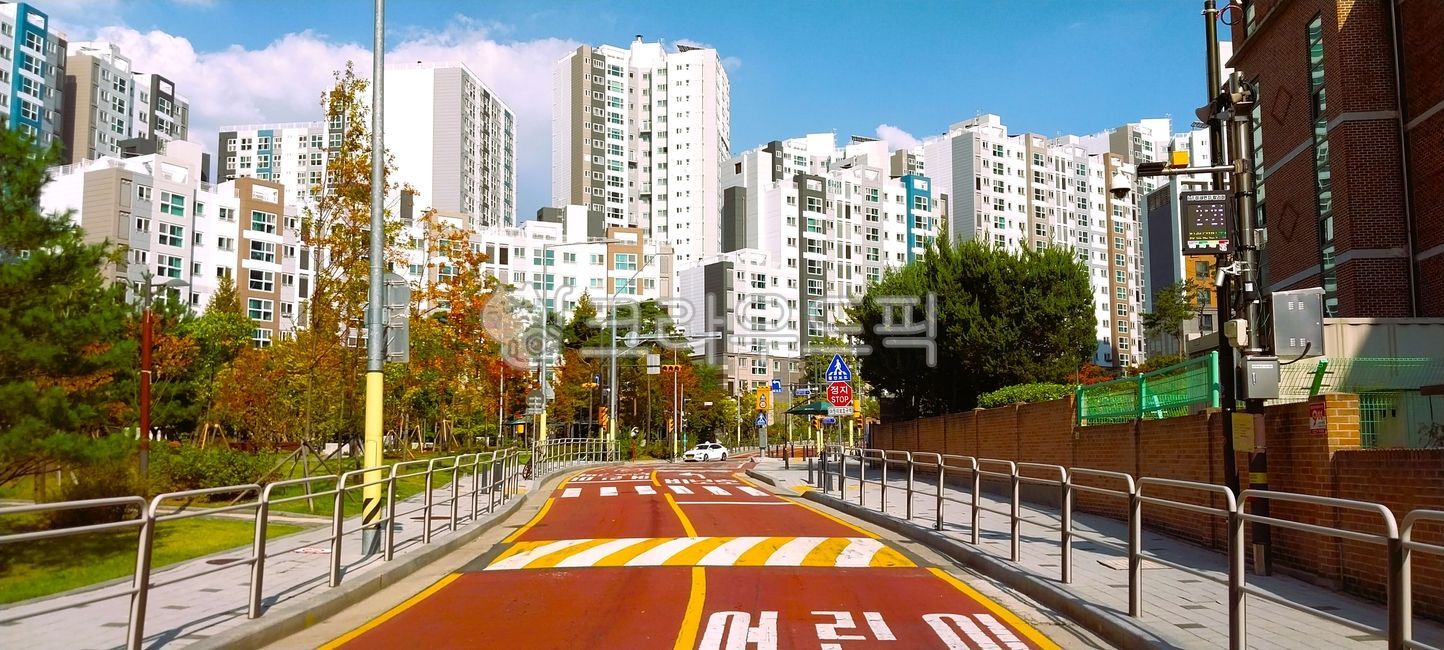 sidewalk,speed limit,city,back road,childrens protection zone,building,30 per hour,crosswalk,road,speedlimit,background,schoolzone,cityscape,guardrail,architecture