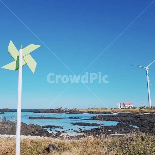 바람개비,호수,하늘,가을하늘,제주도,제주도,jeju,jeju island,사물,물건,오브젝트,thing,object,matter,machine,기계,motor,모터,engine,엔진,wind turbine,풍력 터빈,turbine,터빈