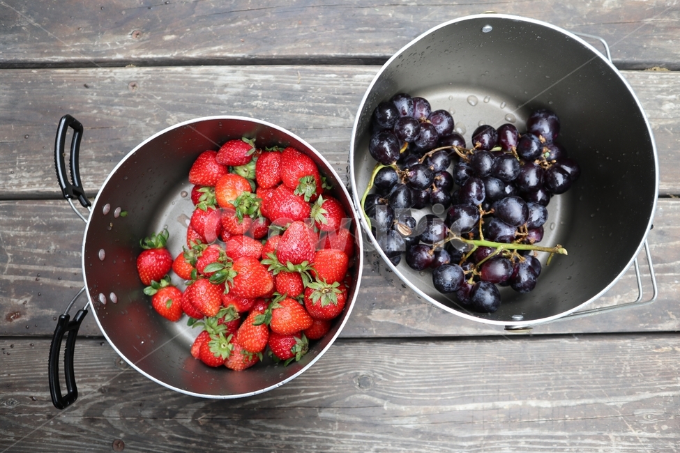 딸기,포도,과일,음식,코펠,색감,신선한,싱싱한,새콤달콤,캠핑,strawberry,grape,fruit,food,fresh,계절,봄,season,colorsense,colorsensitivity,feelingofcolor,달콤한,새콤한,맛있는,비타민,야외,칼라,color,칼라플,colorful,컬러플,빨간색,보라색,red,purple