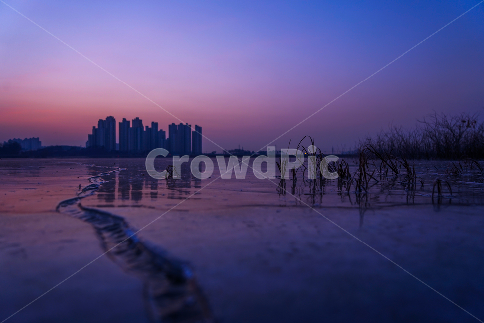 호수,여명,새벽,건물,얼음판,빙판,얼음,겨울,계절,감성,풍경,도시,풍경,city,landscape,한국도시풍경,한국도시경관,korea cityscape,nature,자연,outdoors,옥외