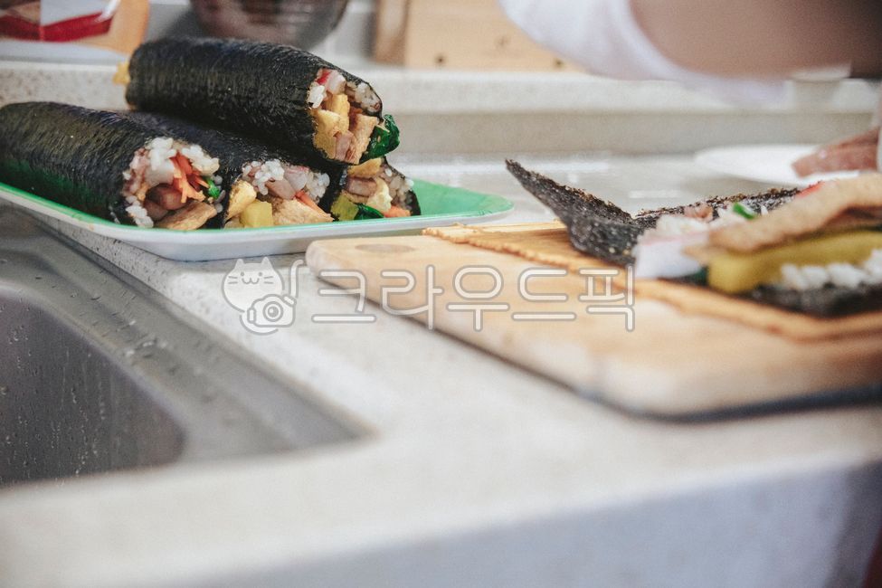 Gimbap,seaweed,rice,making gimbap,food,meal,latex gloves,Korean food,gimbap,cutting board,koreanfood,hand