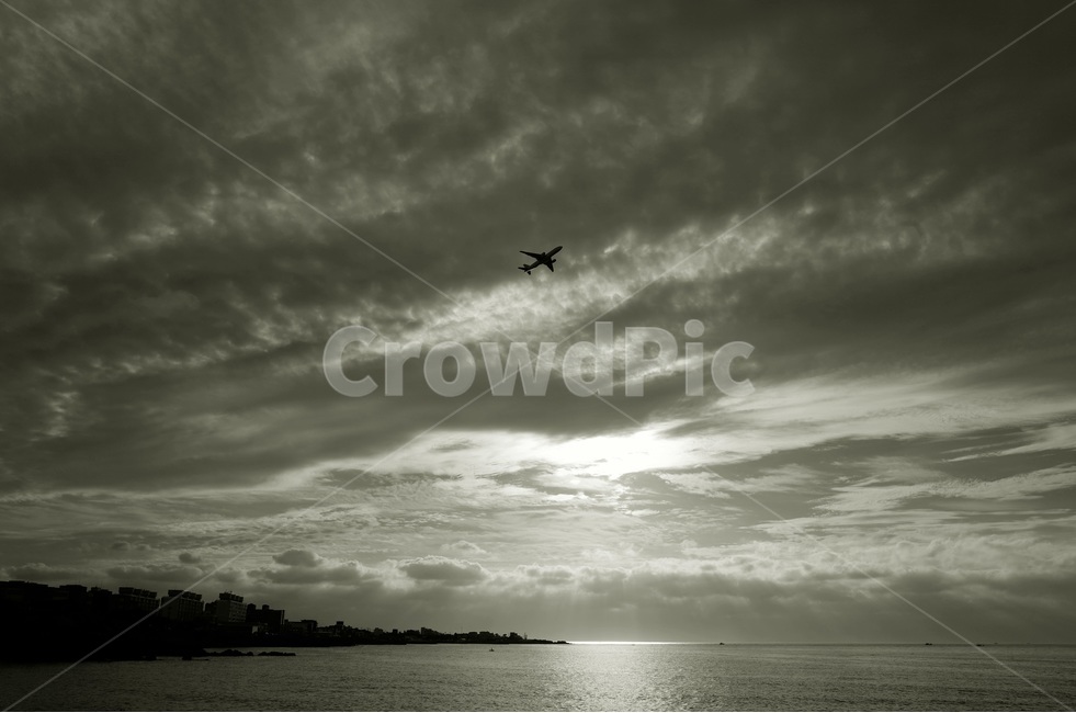 하늘,비행기,바다,제주,구름,자연,Sea,Airplane,mono,흐림,여행,Travel,비행,Cloud,자연,풍경,nature,landscape,여행,휴가,traveling,vacation,trip,흑백,모노톤,monochrome,black and white,교통,교통수단,traffic,transportation,weather,날씨