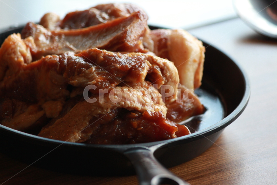 돼지양념갈비,육류,고기,팬,후라이팬,생고기,음식,돼지갈비,음식,식재료,요리,food,cook,meal,dishes,food reserves,육류,고기,meat