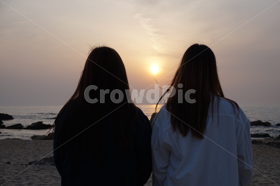 뒷모습,여자들,긴머리,해돋이,바다,일출,사람,인물,인간,human,person,여성,여자,woman,female,lady,친구,우정,friendship,companion,여행,휴가,traveling,vacation,trip