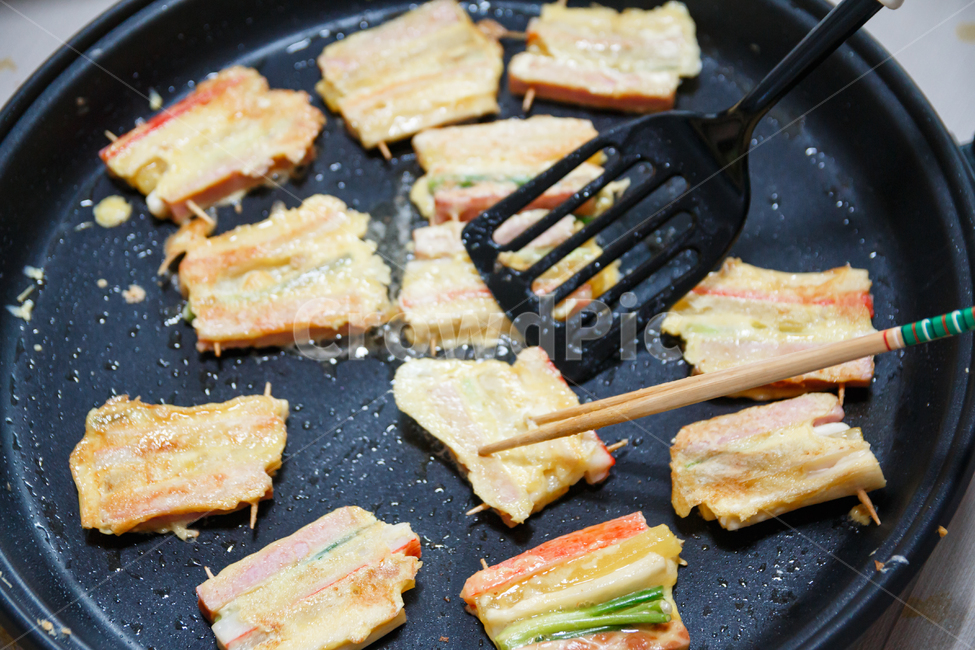 산적,명절준비,명절음식,꼬치,음식,전,추석,설날,한가위,적,햄,맛살,야채,이쑤시개,미니산적,단무지,색상,부침개,구이,부침,튀김,프라이팬,후라이팬,기름,계란,계란옷,요리,밀가루,한국음식,한국전통,한국문화,korean traditional,korean culture,음식,식재료,요리,food,cook,meal,dishes,food reserves,한식,한국음식,한국요리,korean food,korean dishes,korean meal,korean cook