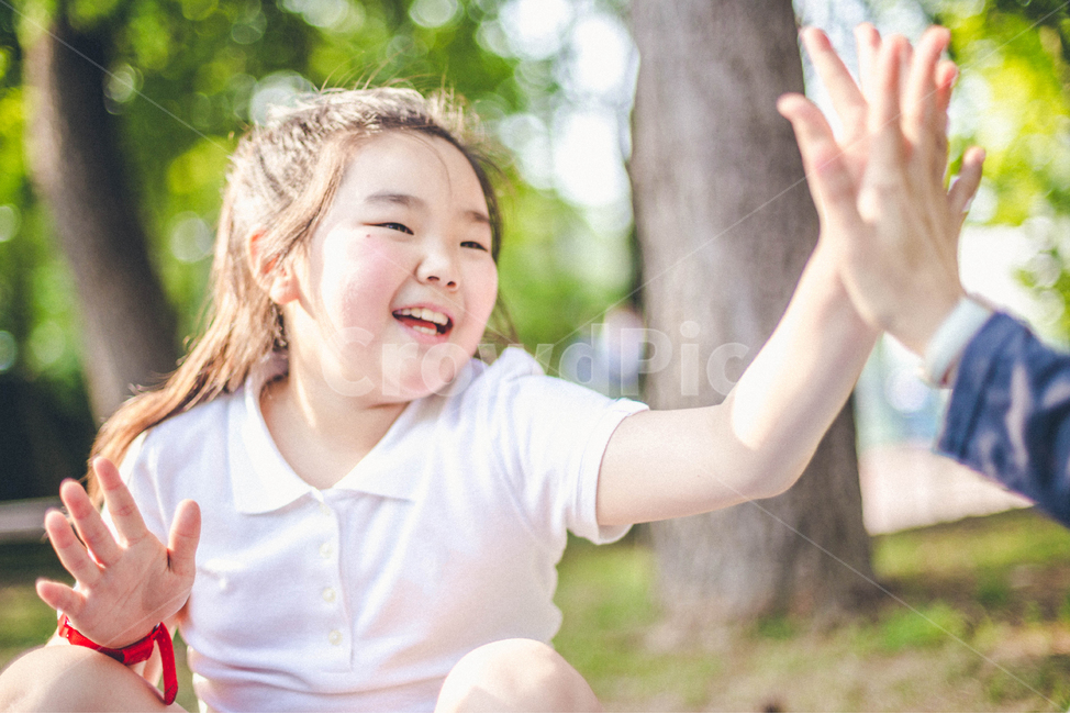 rest,facial expression,high five,joy,day off,nature,kid,travel,Camping,park