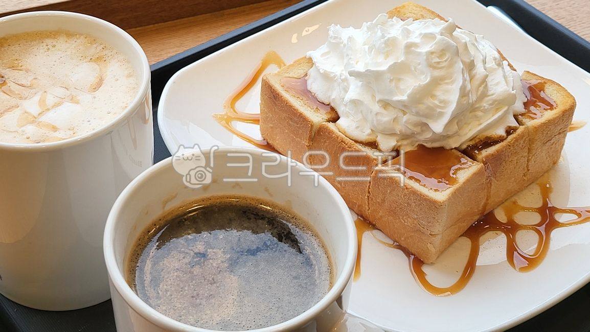 커피,허니브레드,생크림,휘핑크림,카라멜마키아또,아메리카노,크레마,카라멜,시럽,음식,coffee,bread,빵,머그잔,접시