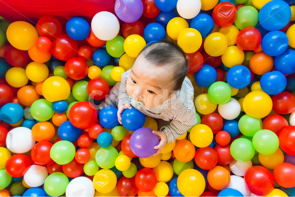 볼풀,아기,베이비카페,남자아이,애기,형형색색,컬러풀,고무공,공,무지개,색색의,볼풀공,플라스틱,플라스틱공,놀이기구,볼풀수영장,색깔,색상,아기장난감,재미있는,남자아기,어린,즐거운,신나는,귀여운,육아,가족,인물,한명,빨강,녹색,노랑,파랑,보라,볼풀장,키즈카페,놀이,사람,인물,인간,human,person,영유아,아기,애기,아이,infants,baby