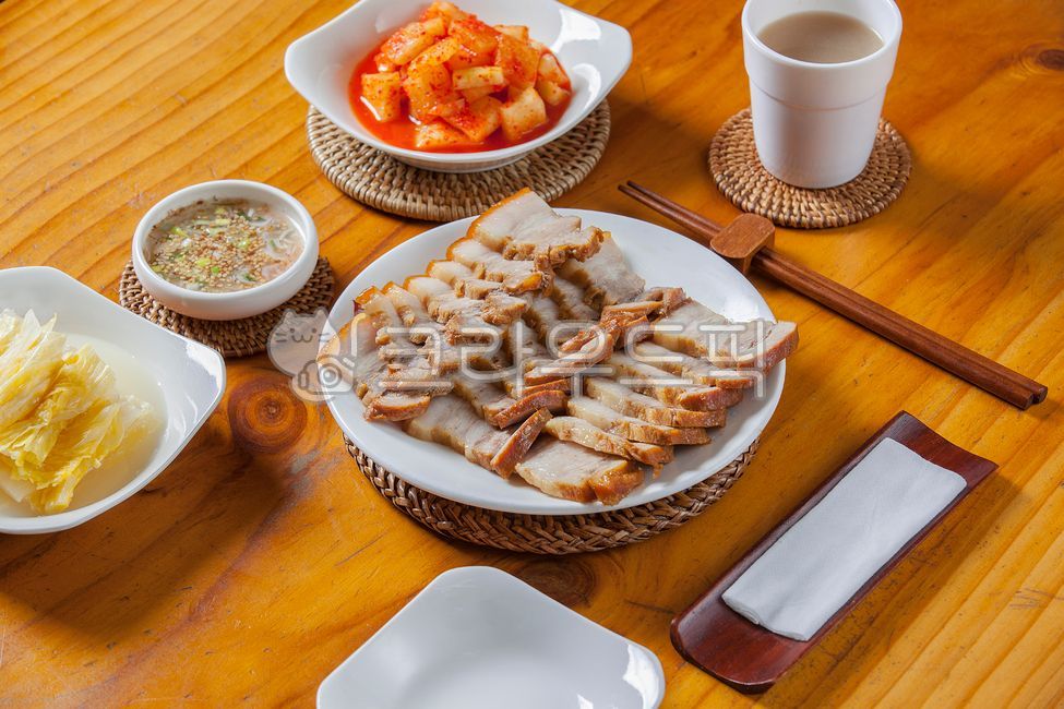 머리고기,돼지머리,새우젓,보쌈,머릿고기,돼지머리고기,돼지고기,돼지,보쌈수육,돼지고기수육,수육,먹거리,막걸리안주,술안주,보쌈고기,목살,돼지목살,전통음식,편육,돼지편육,식사,음식,식당,한국음식,음식,식재료,요리,food,cook,meal,dishes,food reserves