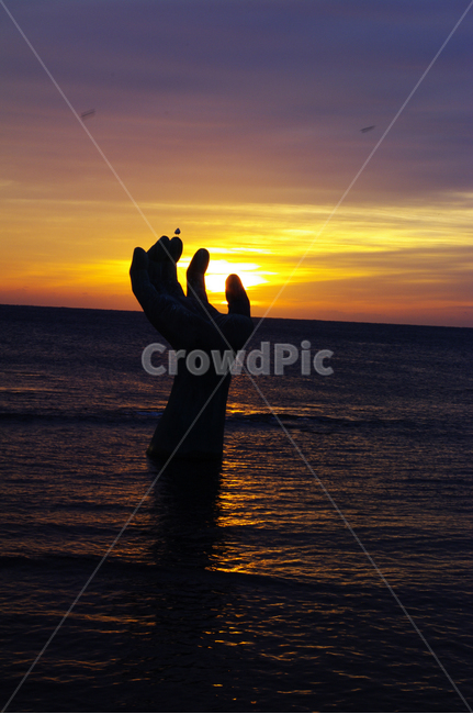 바다,하늘,구름,풍경,해맞이,일출,sunrise,호미곶,상생의손,랜드마크,landmark,랜드마크,landmark,tourist attraction,한국랜드마크,한국관광지,한국명소,korea landmark,korea tourist attraction,조각상,동상,석상,조형물,statue,bronze statue,stone statue