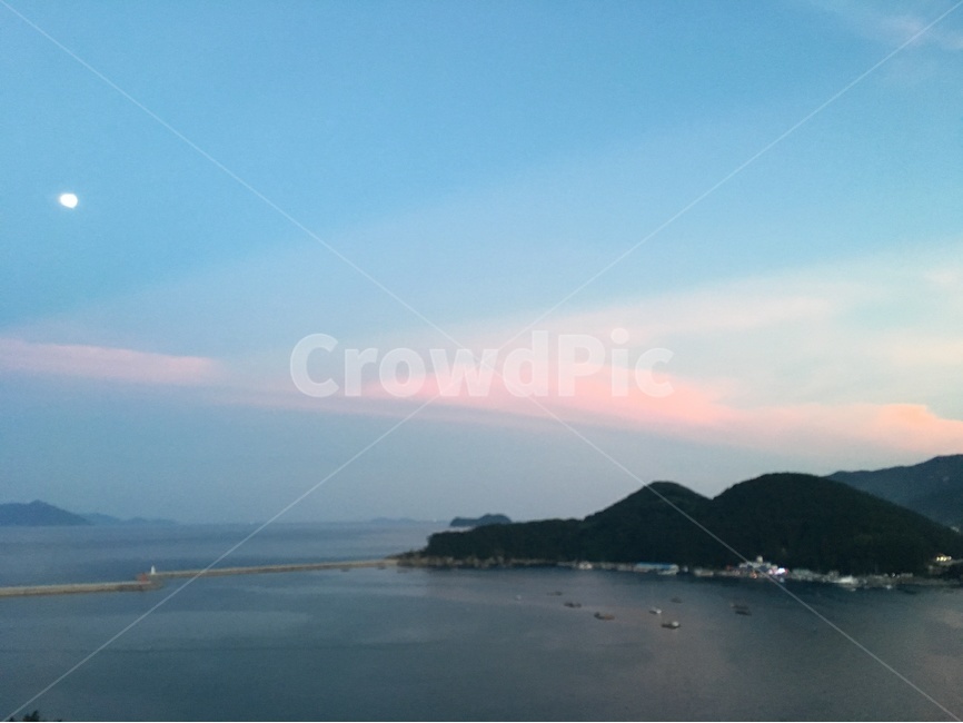 석양,노을,구름,하늘,바다,남해,달,해질녘,자연,풍경,nature,landscape,outdoors,옥외,land,땅,shoreline,해안선,water,물,ocean,대양,sea,coast,연안