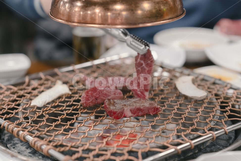 소고기,소,저녁,고기,회식,불판,숯불,직화,구이,굽기,음식,식재료,메뉴,요리,숯,food,cook,meal,dishes,foodreserves,육류,meat,굽다,버섯,새송이버섯,화로,식당,음식점,음식,식재료,요리,food,cook,meal,dishes,food reserves,육류,고기,meat
