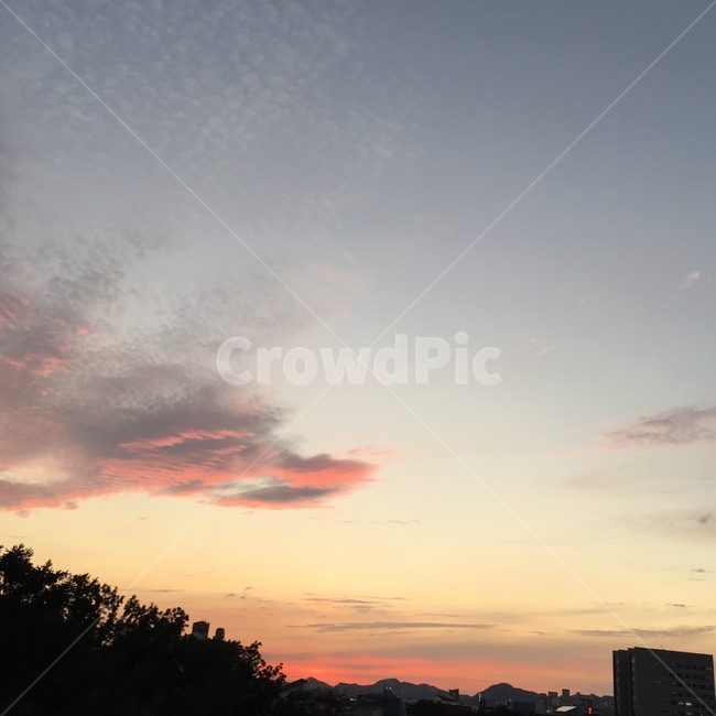 노을,가을,구름,저녁,건물,하늘,밤하늘,밤,fall,cloud,building,dusk,sunset,sunshine,feeling,night,감성,느낌,주황색,색감,색깔,color,orange,bright,sky