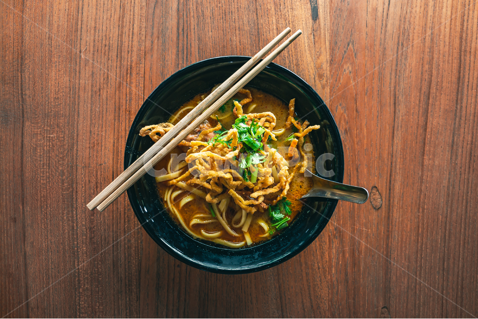 태국요리,카오소이,카레누들,커리누들,커리,클로즈업,음식사진,태국음식,태국전통음식,카레,국수,누들,noodles,curry,kaosoi,thaifood,나무테이블,음식,식재료,요리,food,cook,meal,dishes,food reserves,면류,면요리,noodles