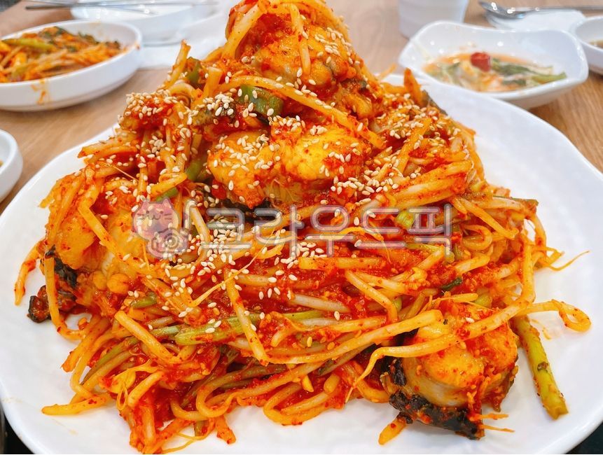 아구찜,아귀찜,아구,아귀,생성찜,생선,양념,콩나물,미나리,음식,요리,식사,식재료,야채,채소,찜,찜요리,참깨,깨,food,dish,cook,meal,fish