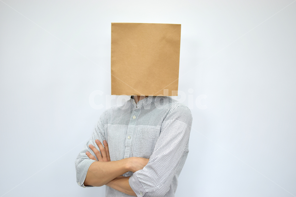 상자,종이,쇼핑백,얼굴,표정,제스처,모션,옷,남자,남성,사업,비즈니스,비지니스,소셜,왕따,친구,상사,직장,사회,종이얼굴,표현,의사소통,기업,국민,스트레스,손,팔,사람,인물,인간,human,person,연출,컨셉,콘셉,direction,concept