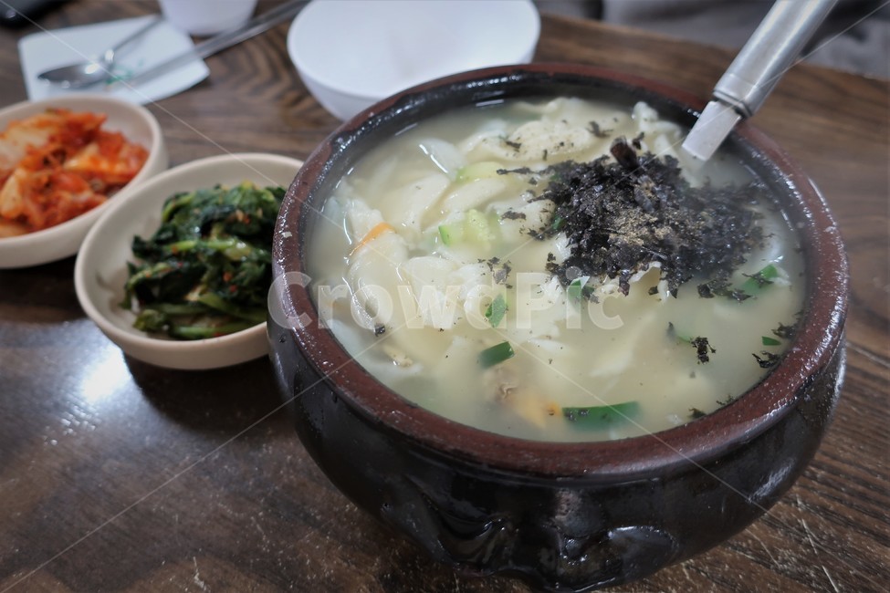 수제비,밀가루,반죽,전통,한식,분식,장국,뚝배기,항아리,음식,먹거리,국물,음식,식재료,요리,food,cook,meal,dishes,food reserves