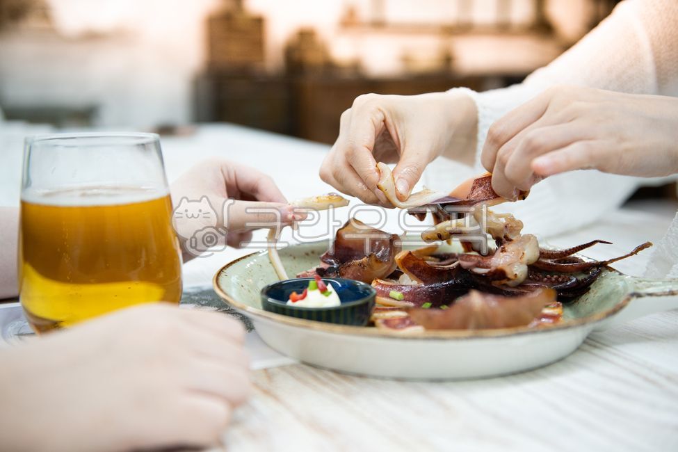 Drink snacks,mayonnaise,Appetizing,snack,plate,sauce,Semidried squid,food,trim,calamari,cooking,class,beer,table,hand
