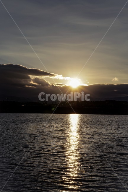 해질녘,노을,sunset,강,반사,빛갈라짐,풍경,오후,강가,river,sun,태양,해,빛,금빛,햇빛,고화소,세로사진,자연,풍경,nature,landscape,light,flare,플레어