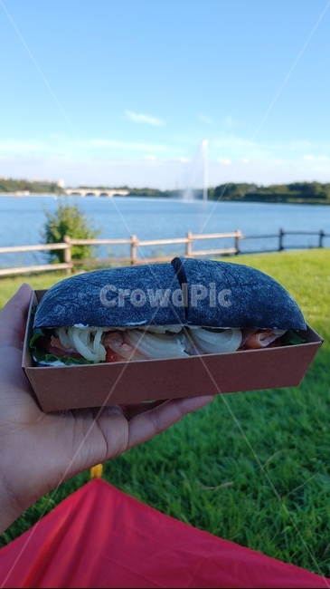 치아바타,샌드위치,먹물빵,피크닉,잔디,공원,sandwitch,bread,빵,호수공원