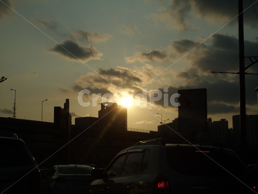 퇴근길,저녁,서울역,wayhome,work,evening,sunlight,cloud,실루엣,silhouette,도시,풍경,city,landscape,한국도시풍경,한국도시경관,korea cityscape,실루엣,그림자,silhouette,shadow,교통,교통수단,traffic,transportation,flare,플레어,light,빛,car,차,vehicle,차량,automobile,자동차,햇빛