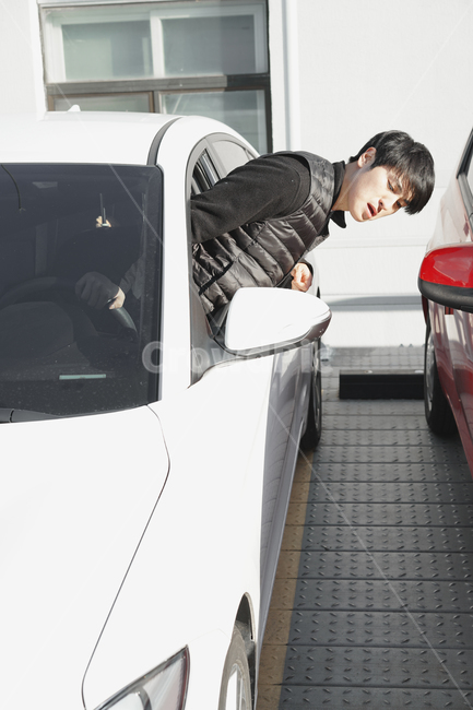 자동차,차량,차량사고,접촉사고,후방주차,주차,남자,사고차량,얼굴표정,감정표현,머리아픔,사람,인물,인간,human,person,남성,남자,man,male,교통,교통수단,traffic,transportation