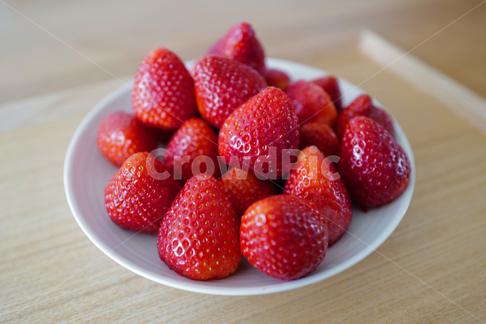 strawberry,딸기,food,음식,fruit,과일,흰접시,나무쟁반,dessert,후식,음식,식재료,요리,food,cook,meal,dishes,food reserves,과일,열매,fruit