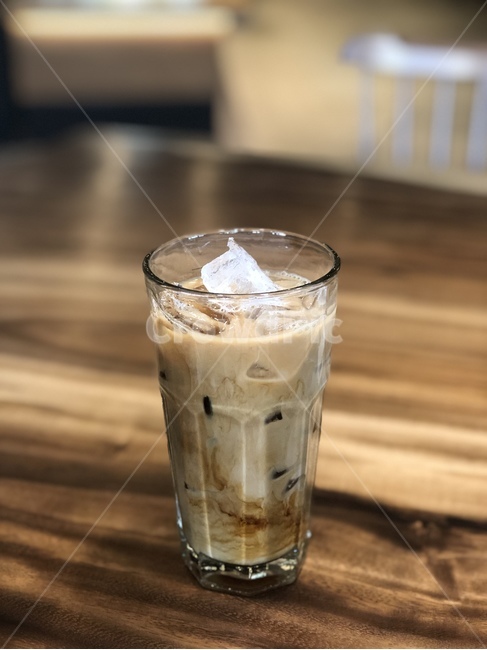 콜드브루라떼,커피,원두,카페,테이블,원목테이블,아이스커피,커피,카페,coffee,cafe