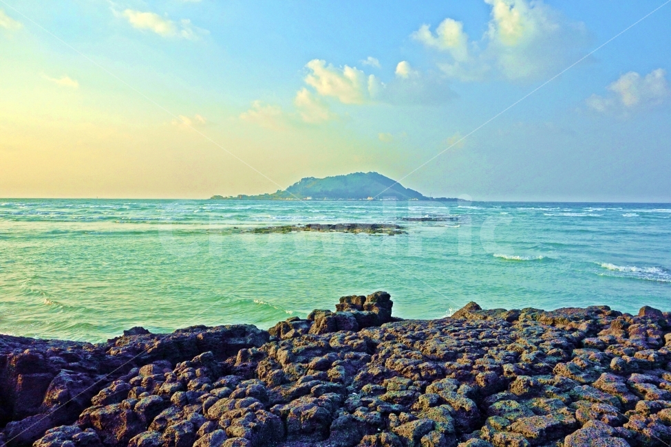 제주도,협재해변,현무암,파도,비양도,섬,협재,해변,협재해수욕장,해수욕장,바다,바닷다,돌,바위,물결,수평선,흰,구름,하늘,푸른,제주,제주도여행,제주여행,여행,자연,풍경,경치,자연,풍경,nature,landscape,한국자연풍경,한국자연경관,korea nature landscape,제주도,jeju,jeju island,outdoors,옥외,land,땅,ocean,대양,water,물,sea,promontory,곶,shoreline,해안선