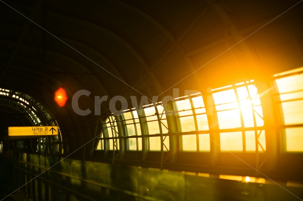 station,sunlight,morning,wayout,역,햇빛,역광,아침,나가는곳,기다림,그리움,교통,교통수단,traffic,transportation,감성,sensible,feeling,색깔,색상,색채,색감,color sense,color sensitivity,feeling of color,flare,플레어,light,빛