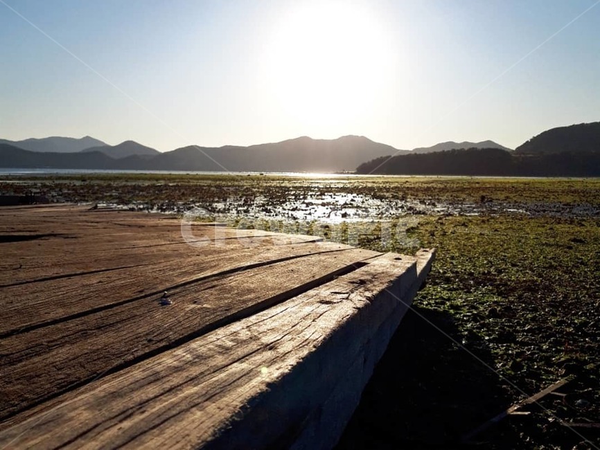 해뜨는해변,sunrising,boardwalk,building,건물,산책로,갯벌,낡은배,일출,mudflat